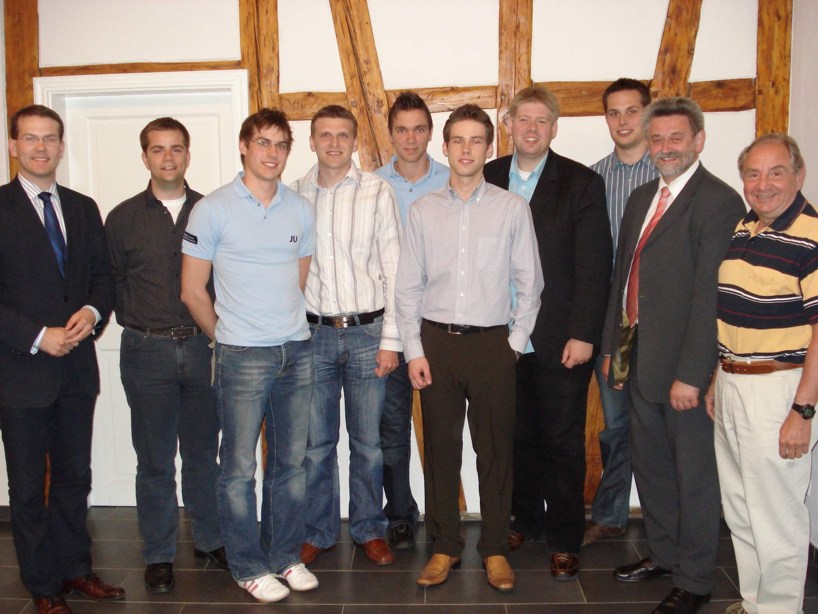 Das Foto zeigt JU-Bundesvorstandsmitglied Tom Zeller (1.v.l.), CDU-Schneck-Vorsitzenden Thorsten Weitzel (4.v.r.), Fraktionsvorsitzenden Konrad Jung (1.v.r.) und Hugo Klein, MdL, (2.v.r.) mit dem neu gewhlten Vorstand der JU Schneck