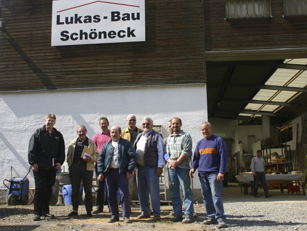 Das Foto zeigt Kurt Lukas mit seinen Mitarbeitern und den Besuchern der CDU-Schneck.