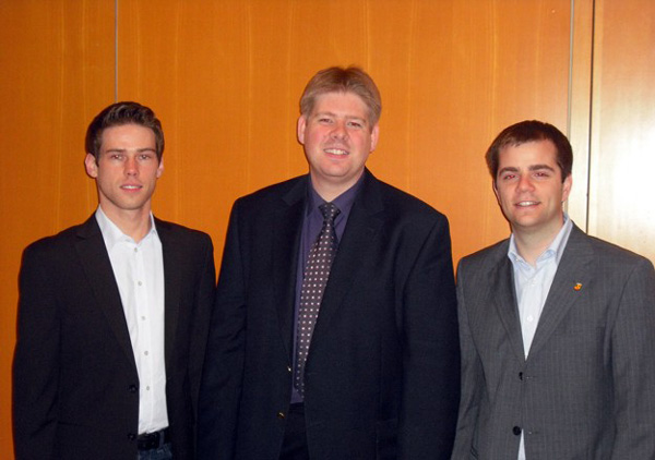 Das Foto zeigt den ehemaligen JU-Kreisvorsitzenden Thorsten Weitzel (m.), den Schnecker JU-Chef Andy Wenzel (l.) und den neuen JU Kreisvorsitzenden Markus Jung (r.).