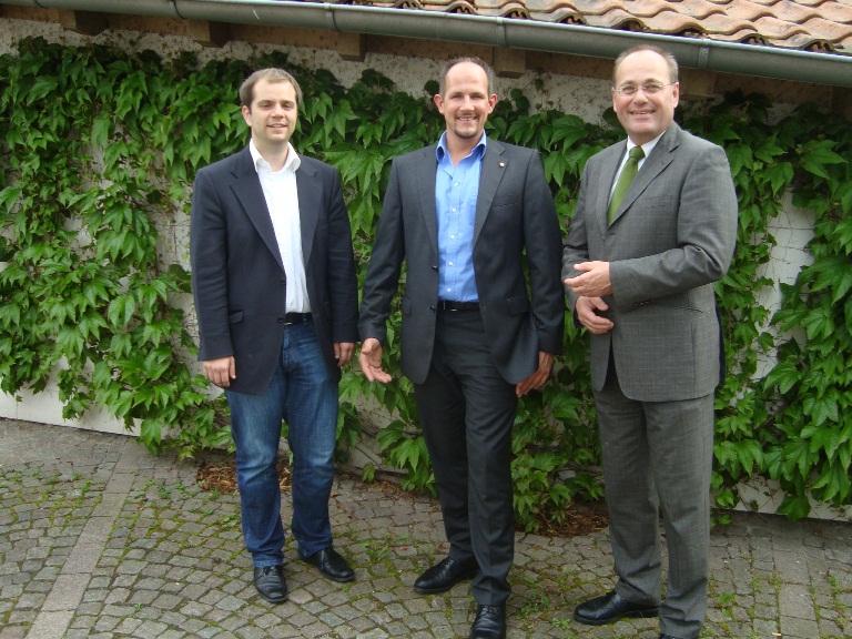 Das anhngende Foto zeigt v.l.n.r..  CDU-Fraktionsvorsitzender Markus Jung, Brgermeisterkandidat Daniel Kropp, Brgermeister Erhard Rohrbach