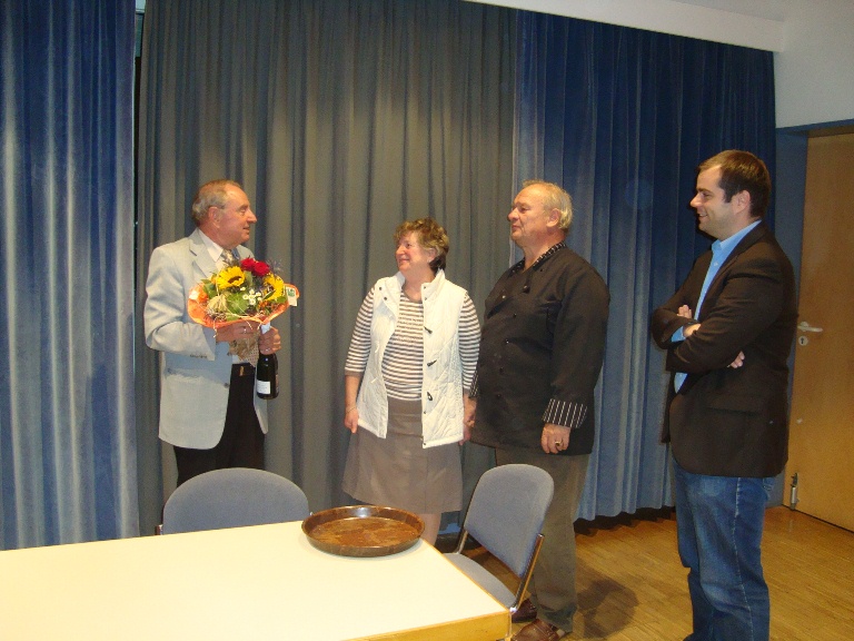 Das anhngende Foto zeigt v.l.n.r.: Konrad Jung (Parteivorsitzender), Bernhard Mundt, Zlatica Mundt, Markus Jung (Fraktionsvorsitzender)