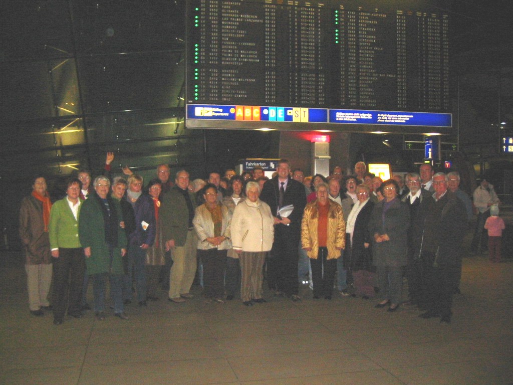 Das Foto zeigt die Besuchergruppe am Frankfurter Flughafen.